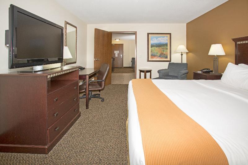 Holiday Inn Express & Suites Pueblo By Ihg Екстер'єр фото